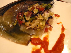 活タイラギ貝をウイキョウのサラダ　赤ピーマンソース